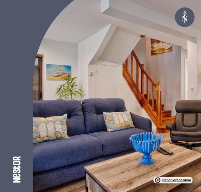 乌伊斯特勒昂La Casa Bella - Calm and cosy house by the sea的客厅配有一张蓝色的沙发,配有一张桌子