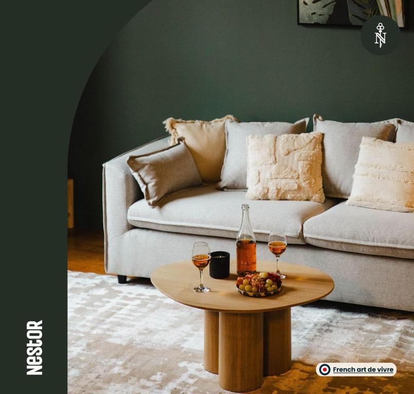 凯恩Casa Amour — Balneo, cosy & relaxation的客厅配有沙发和带酒杯的桌子