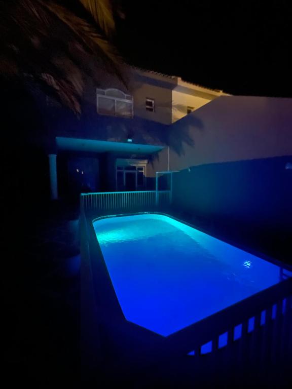 杜拉特阿拉尔درة العروس فيلا الذهبي 38的蓝色的游泳池,位于黑暗的房间里