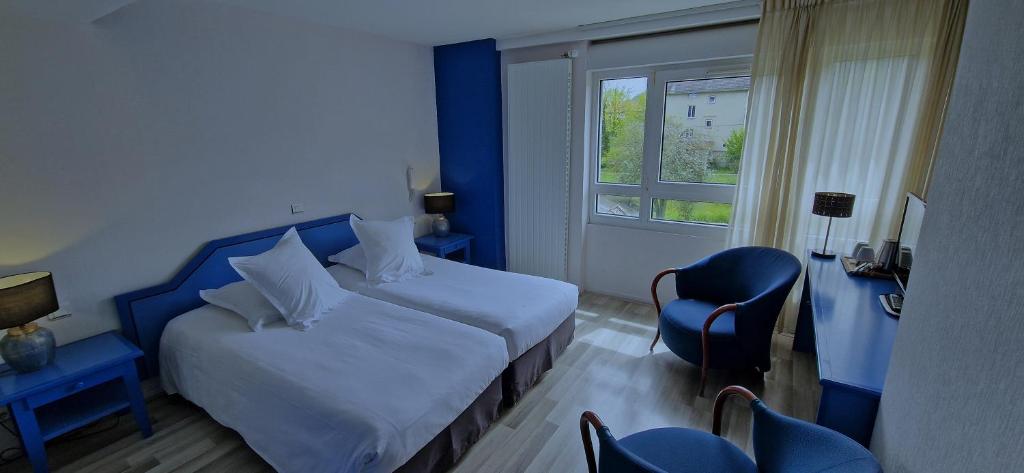 沙拉维内博尔里维格公寓酒店的蓝色的客房设有床、椅子和窗户