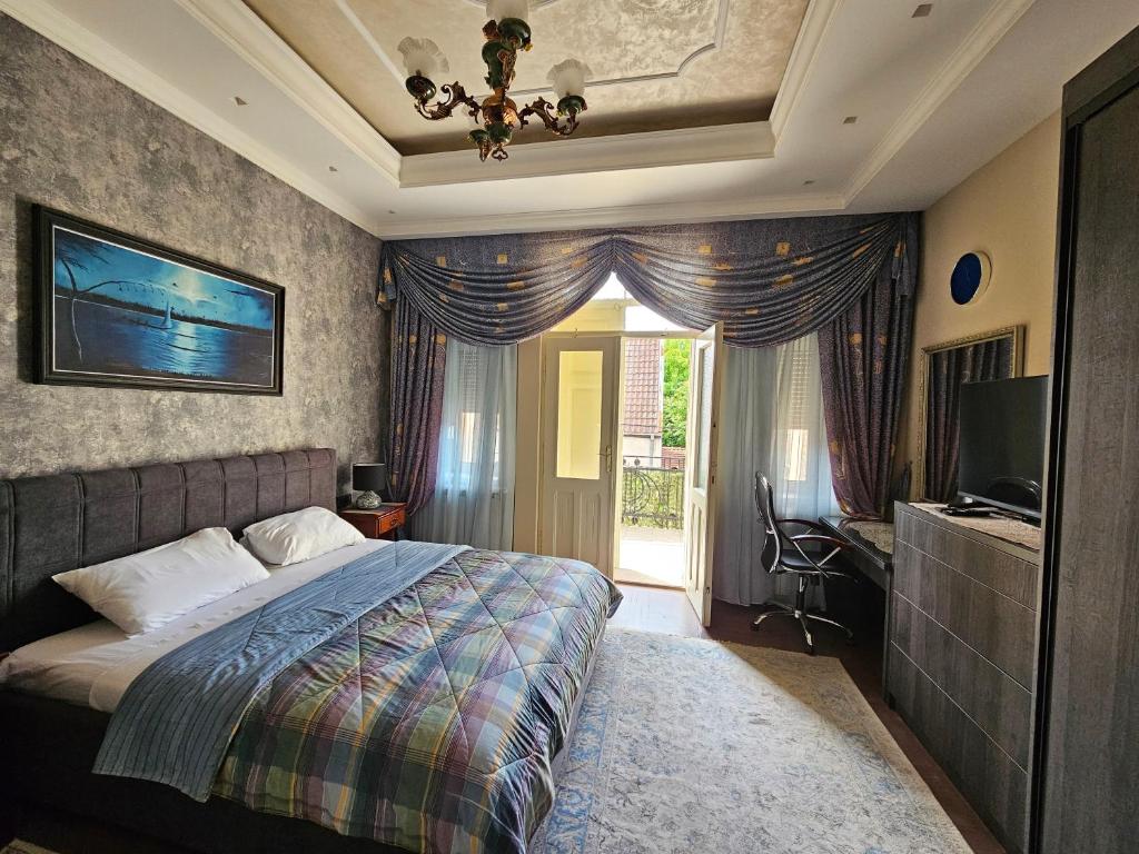 贝尔格莱德Zemun Center LUX 3 bedroom的一间卧室配有一张床、一台电视和一个窗口