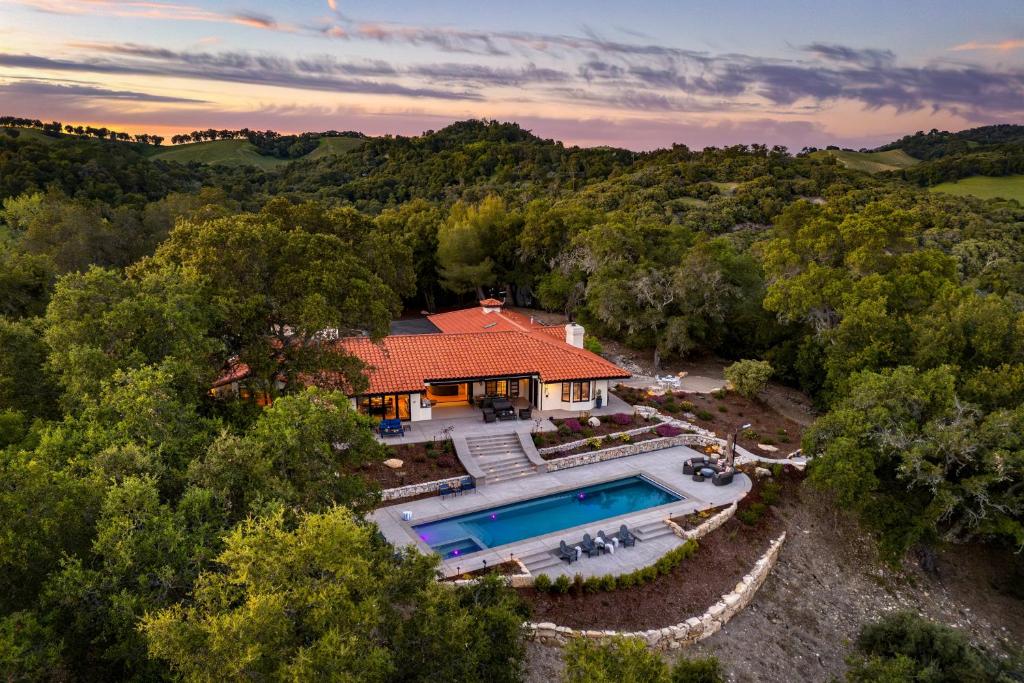 佩索罗伯斯Rancho Robles by AvantStay Vineyard Villa w Views Pool Privacy的享有带游泳池的家的空中景致
