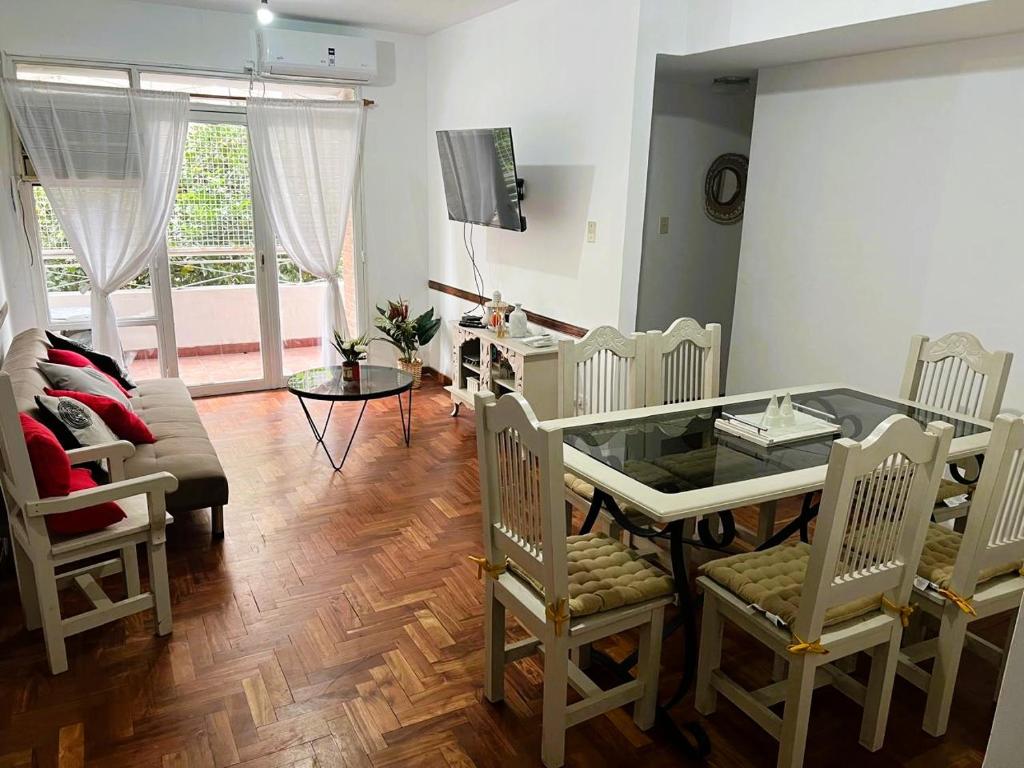 圣米格尔·德·图库玛Departamento Céntrico Tucumán 1B的客厅配有桌椅和沙发