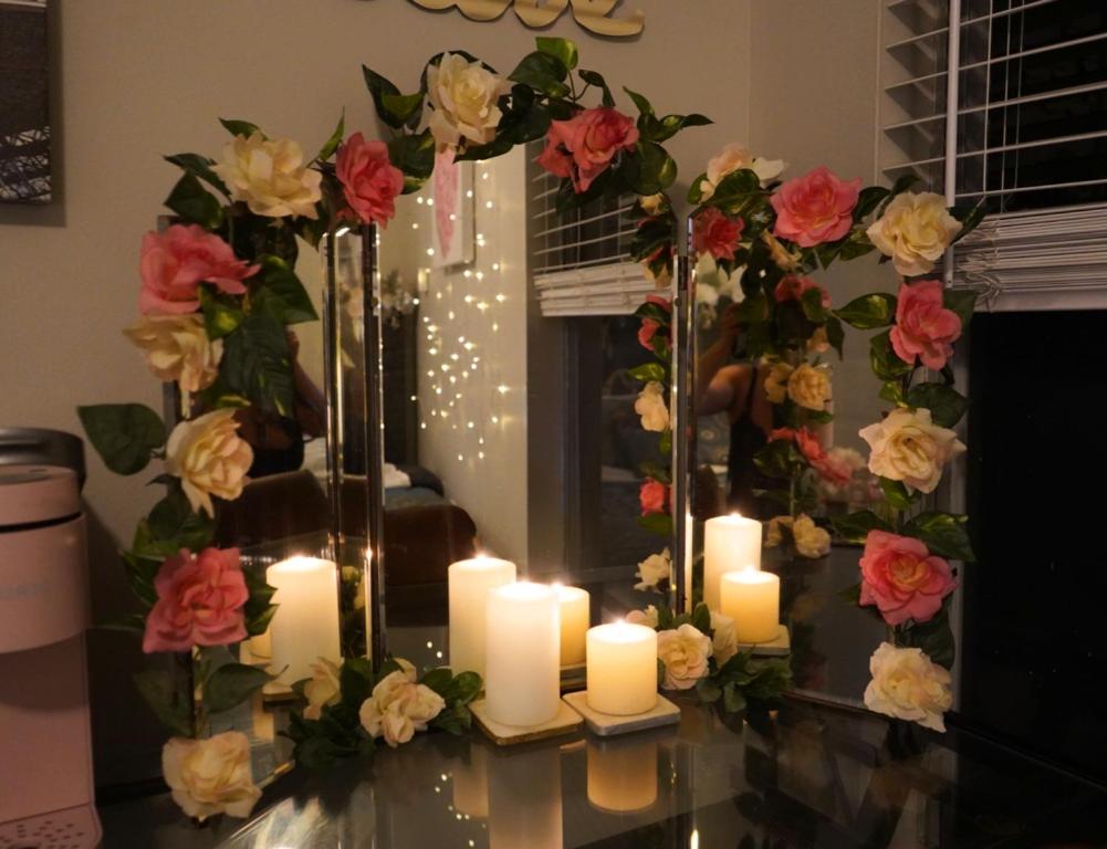 基西米Enchanting Parisian Rose Getaway的一张镜子,上面有玫瑰和蜡烛