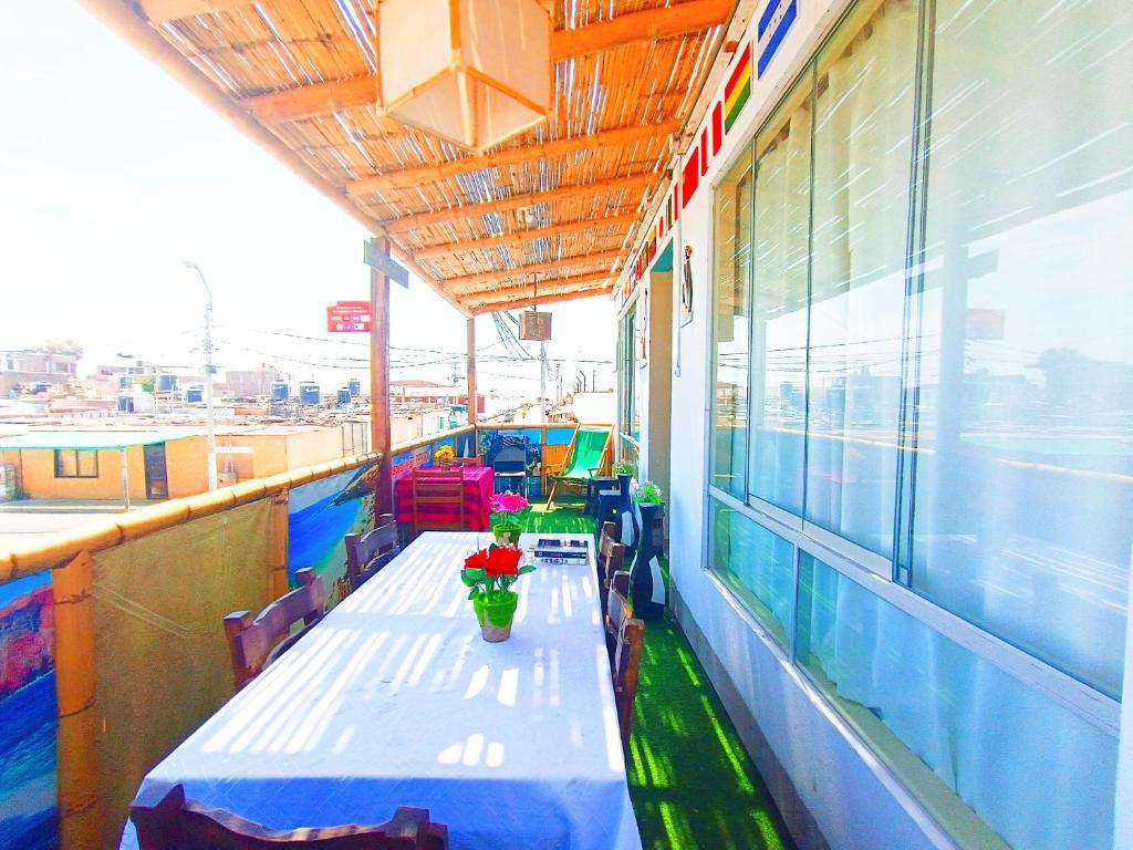 帕拉卡斯HOSPEDAJE WELCOME paracas的阳台上的一张带鲜花的桌子
