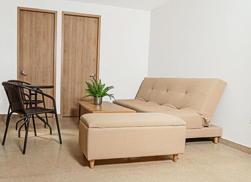 麦德林Apartamentos Montecarlo的客厅配有沙发和椅子