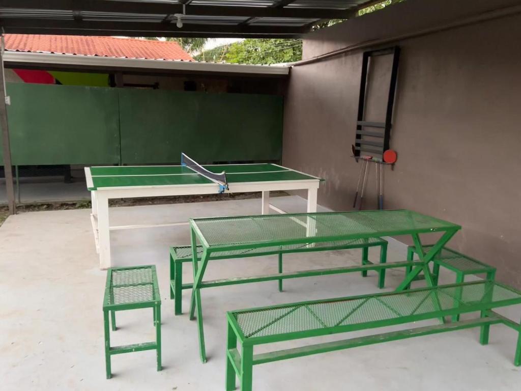 拉塞瓦VLR habitaciones的大楼前的乒乓球桌和两把椅子