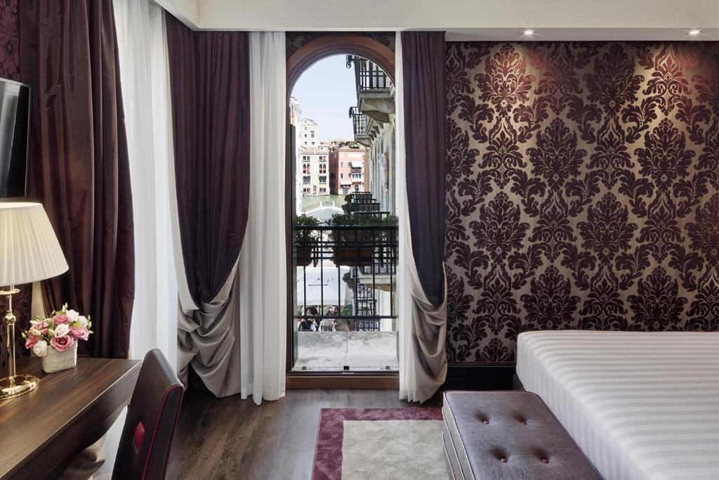威尼斯美国迪内森酒店的酒店客房设有床和窗户。