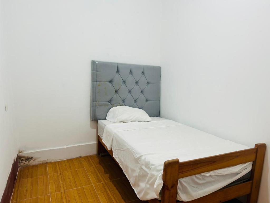 普卡尔帕Departamento de 3 habitaciones的一张小床,上面有蓝色床头板