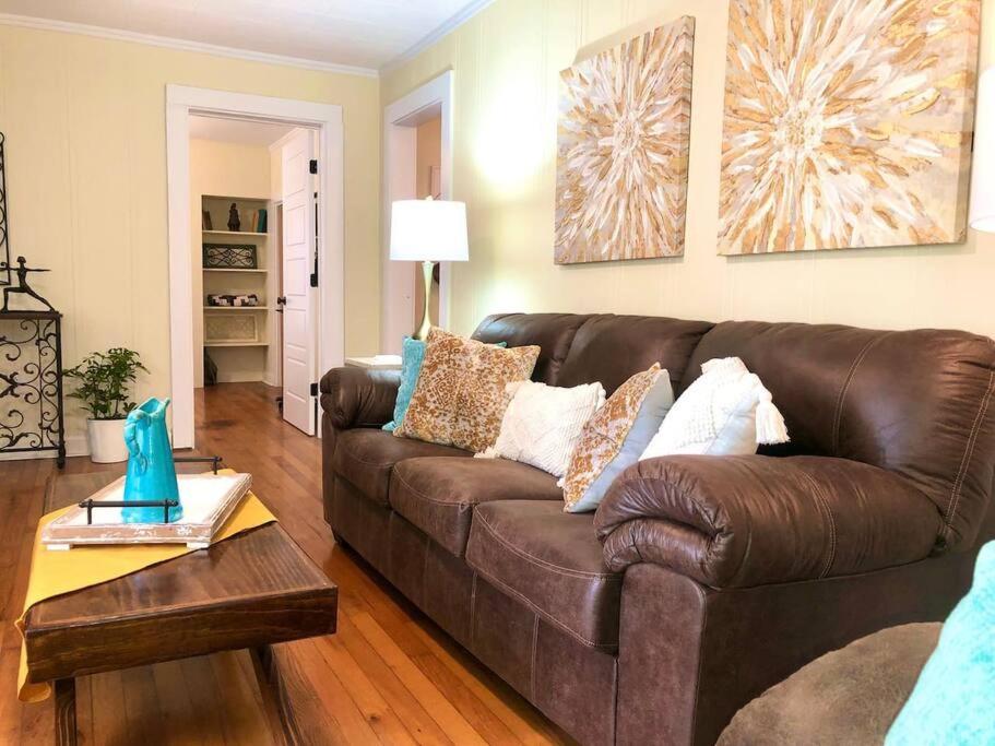 ParagouldWillow Oaks Cottage的客厅里一张棕色的皮沙发