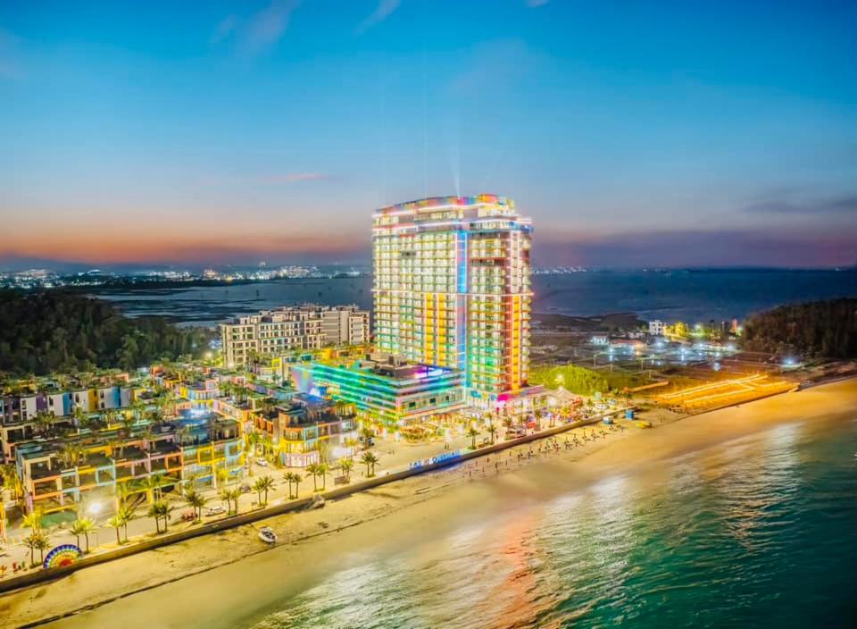 Nam KhêFlamingo Ibiza Hải Tiến的海滩上一座大型建筑