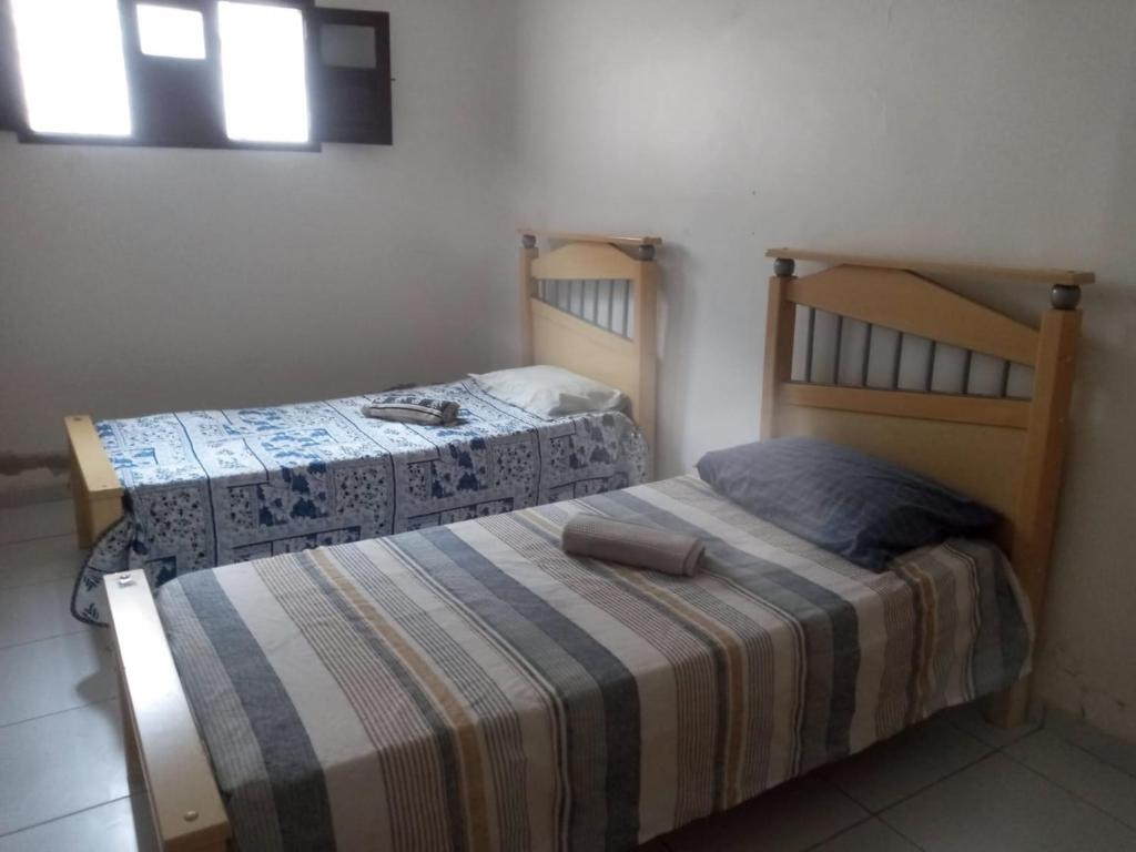 大坎皮纳EXCELENTE casal mobiliada的小型客房的两张床,配有四柱床