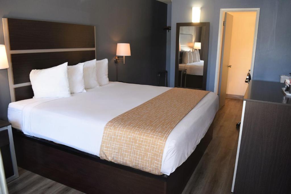 旧金山SF Central Hotel的酒店客房带一张大床,带白色床单