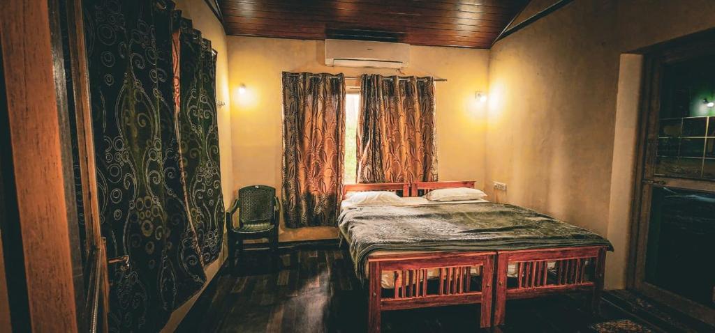马西尼古蒂Sampala Resort的一间小卧室,配有床和窗户