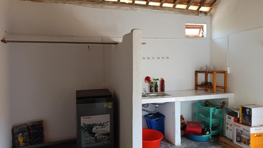 Phú HiệpEcohost Đông Hòa的一间带柜台和冰箱的厨房