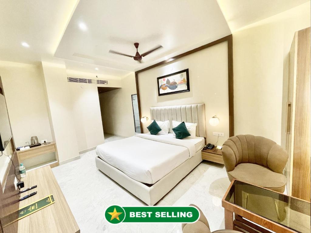 瓦拉纳西HOTEL VEDANGAM INN ! VARANASI - Forɘigner's Choice ! fully Air-Conditioned hotel with Parking availability, near Kashi Vishwanath Temple, and Ganga ghat 2的配有一张床和一把椅子的酒店客房