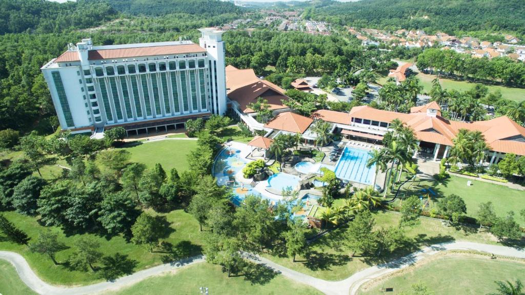 汝来汝来温泉度假酒店的享有带游泳池的度假村的空中景致