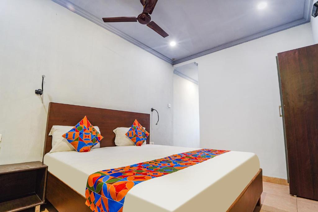 钦奈FabExpress Chennai Central的一间卧室配有一张床和吊扇