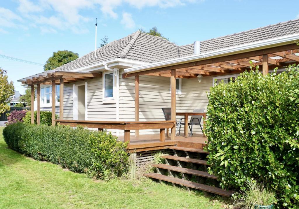罗托鲁瓦Comfortable Home, Big Backyard的房屋设有木甲板和桌子