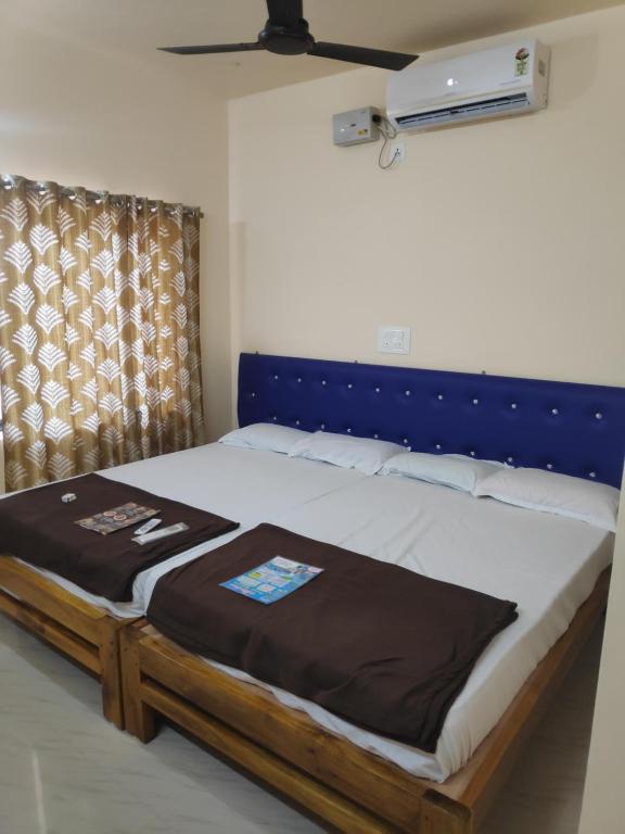 GokarnRedkar Rooms Gokarna Beach front AC And Non AC Rooms的一张带蓝色床头板的睡床