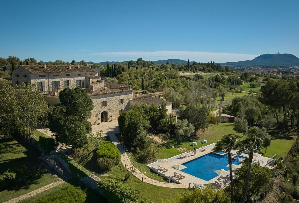 蒙图伊里Es Figueral Nou Hotel Rural & Spa - Adults Only - Over 12的享有带游泳池的房屋的空中景致