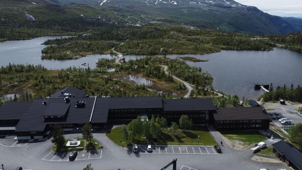 GaustablikkGaustablikk Fjellresort的享有湖畔建筑的空中景致