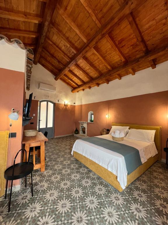维科德尔加尔加诺GarganoMareBorghi ospitalità diffusa的一间卧室设有一张大床和木制天花板