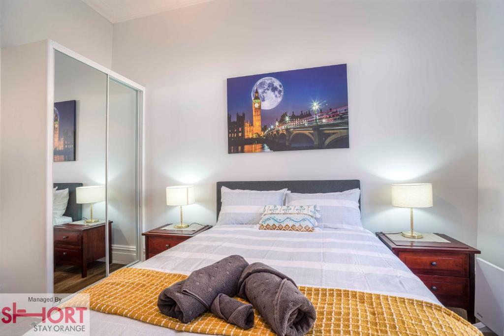奥兰治Paddington Villa 2 - wi-fi, Netflix的一间卧室配有一张带两个枕头的床