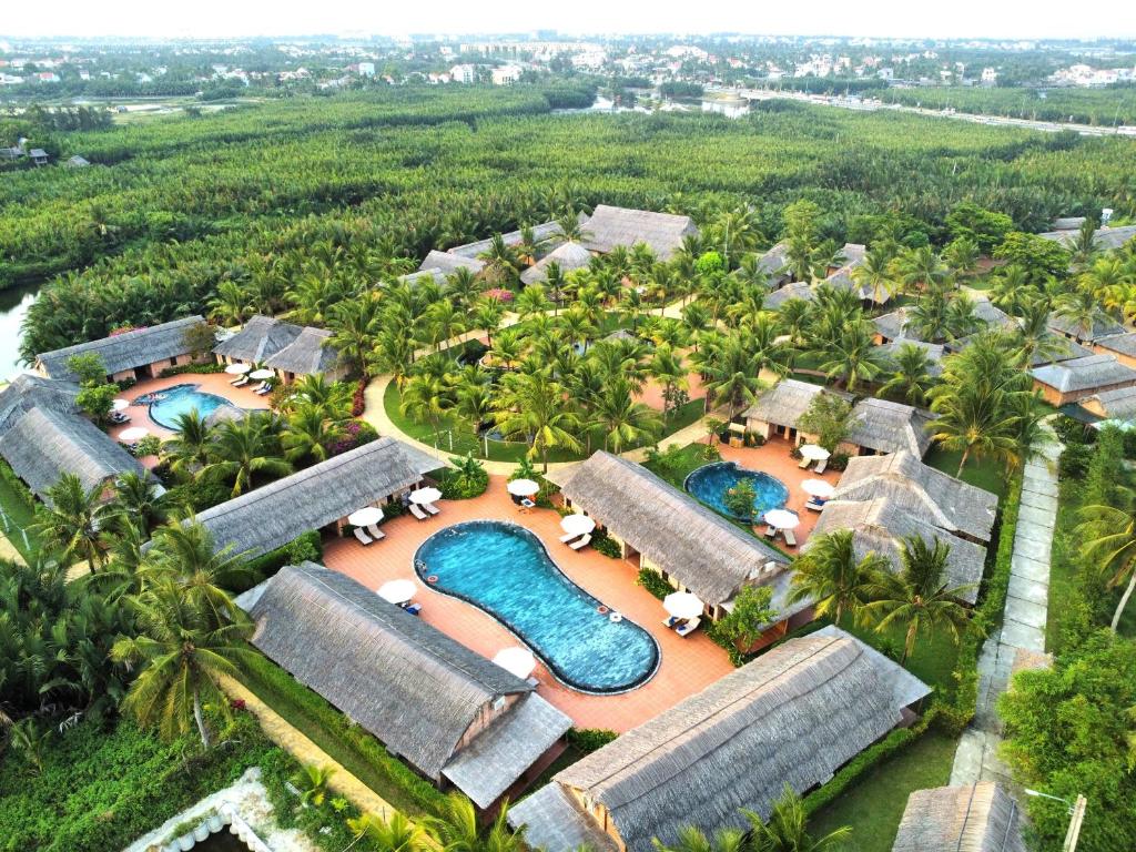会安ENSO Retreat Hoi An的享有度假胜地的空中景致,设有2个游泳池