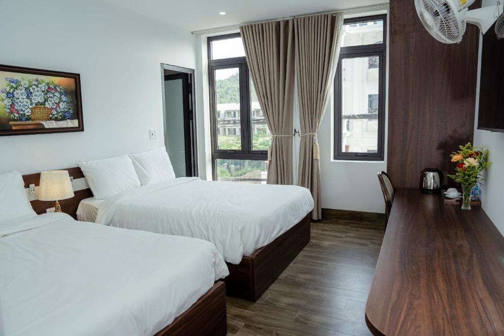 吉婆岛Charming Hill Hotel的酒店客房带两张床和两个窗户
