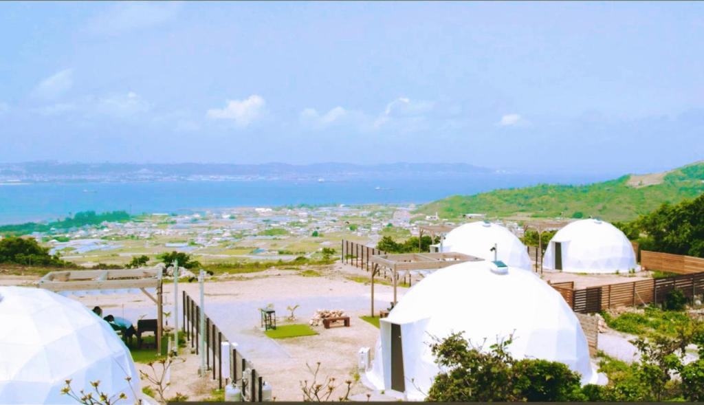 南城8POINT RESORT Okinawa的海滩上一组白色的圆顶