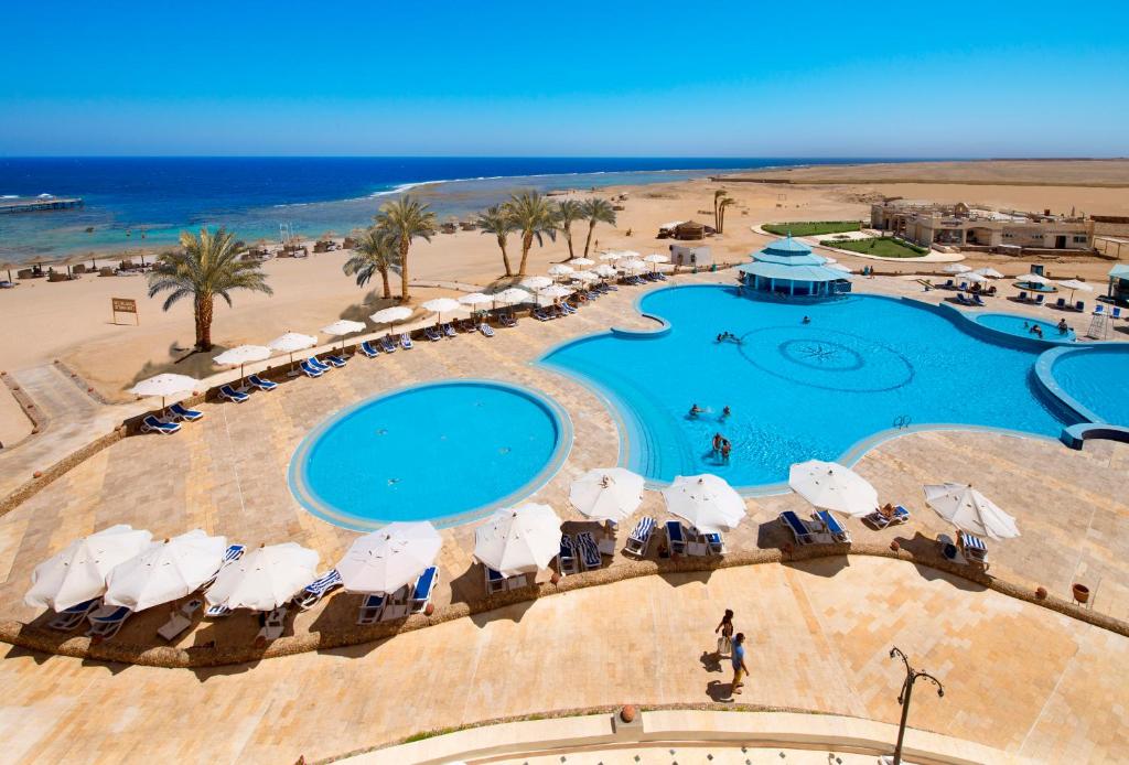 阿布达巴莫林海滨和睦度假酒店的享有度假胜地的空中景致,设有游泳池和海滩