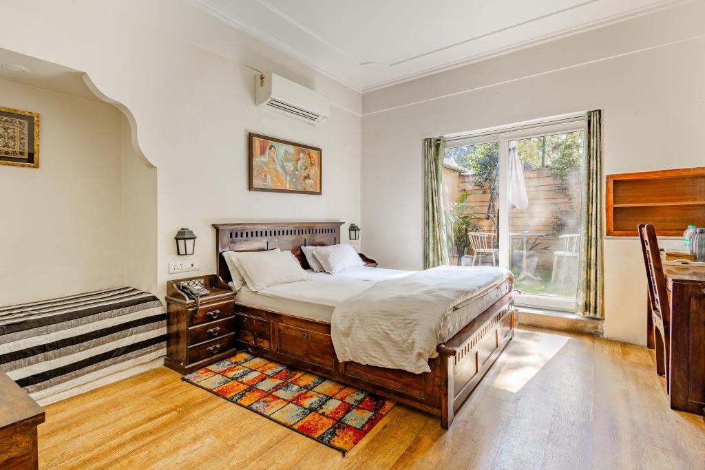 新德里Cp Villa - Rooms with Patio的一间卧室设有一张大床和一个窗户。