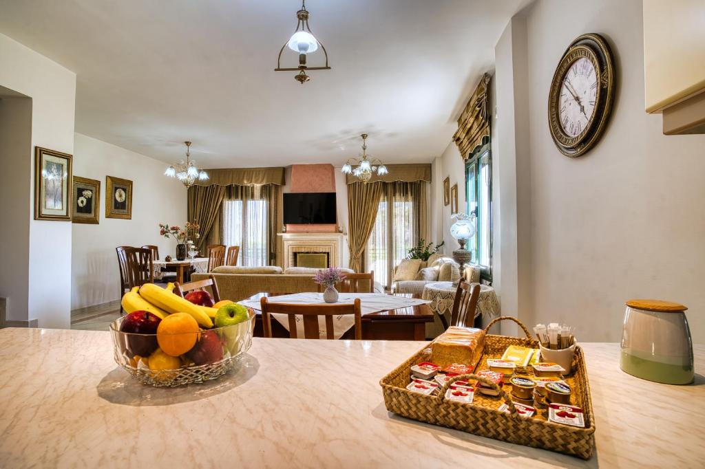 阿迪斯普普伦Mariliza's Spacious Maisonette的厨房以及带一碗水果的桌子的客厅。