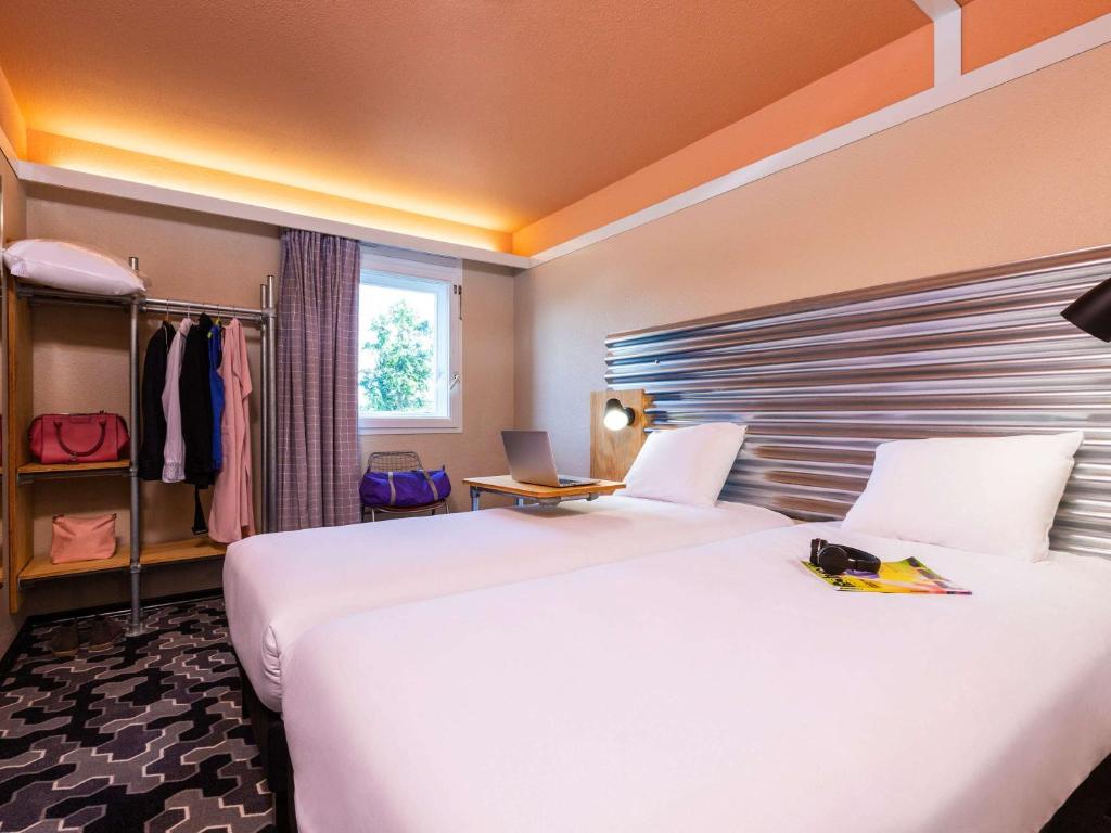 博比尼Ibis Styles Bobigny Centre Préfecture的酒店客房设有两张床和窗户。