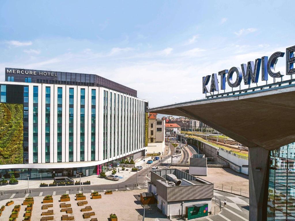 卡托维兹Mercure Katowice Centrum的带有读卡姆尼标志的酒店景色