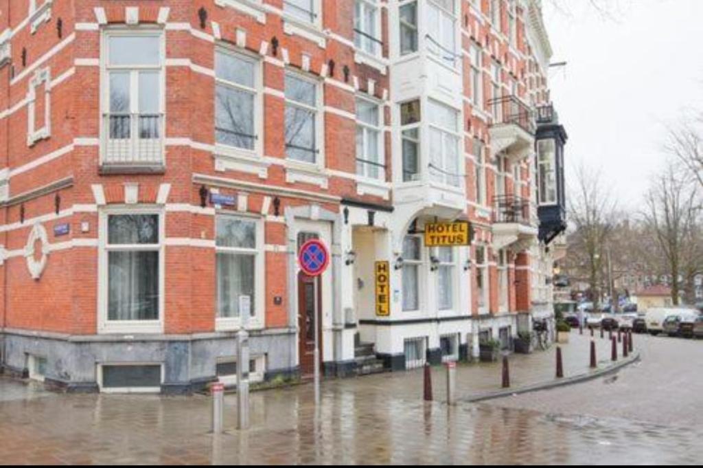 阿姆斯特丹提图斯城市中心酒店的楼前一条被淹没的街道
