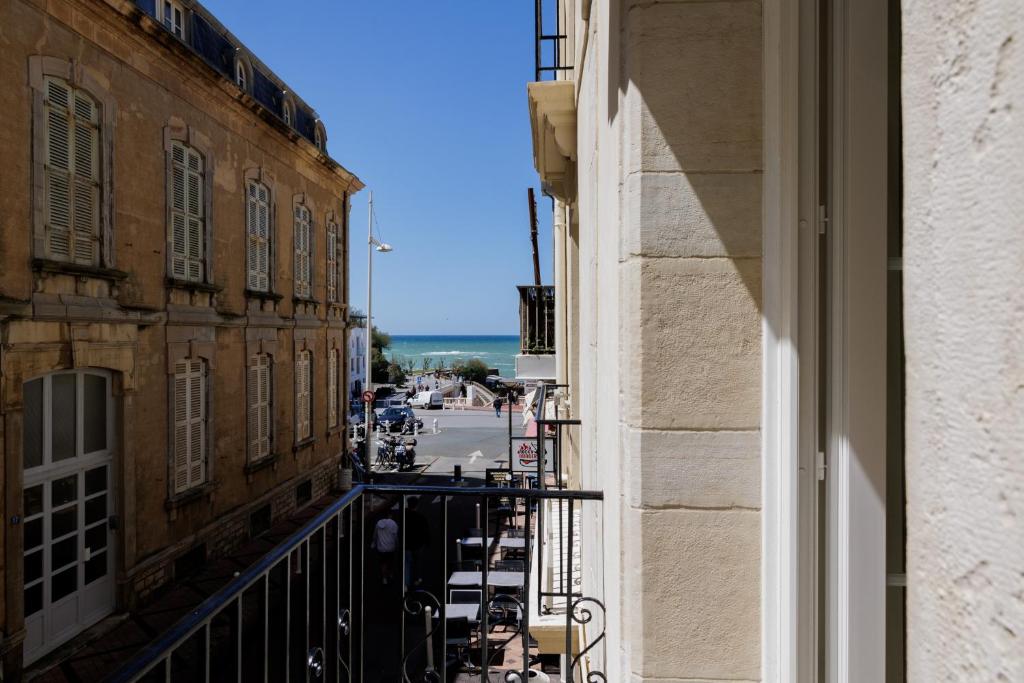 比亚里茨ALFRED HOTELS Port-Vieux - Ex Georges VI的从大楼的阳台上可欣赏到街道景色
