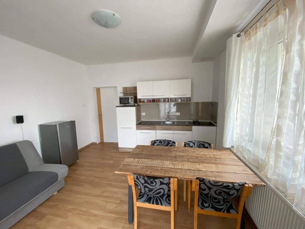 波斯托伊纳Villa Acernis的厨房以及带桌椅的起居室。