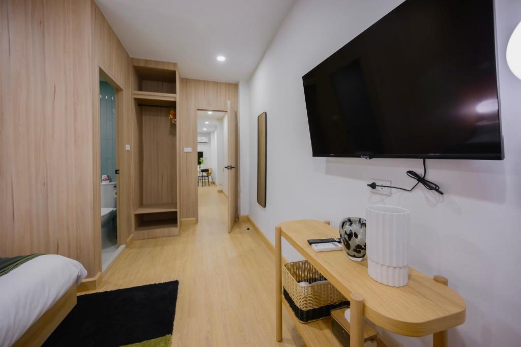 曼谷2 Bed 2 Bath / Luxury / 1 min walk to BTS Asok的一间卧室配有一张床,墙上配有电视