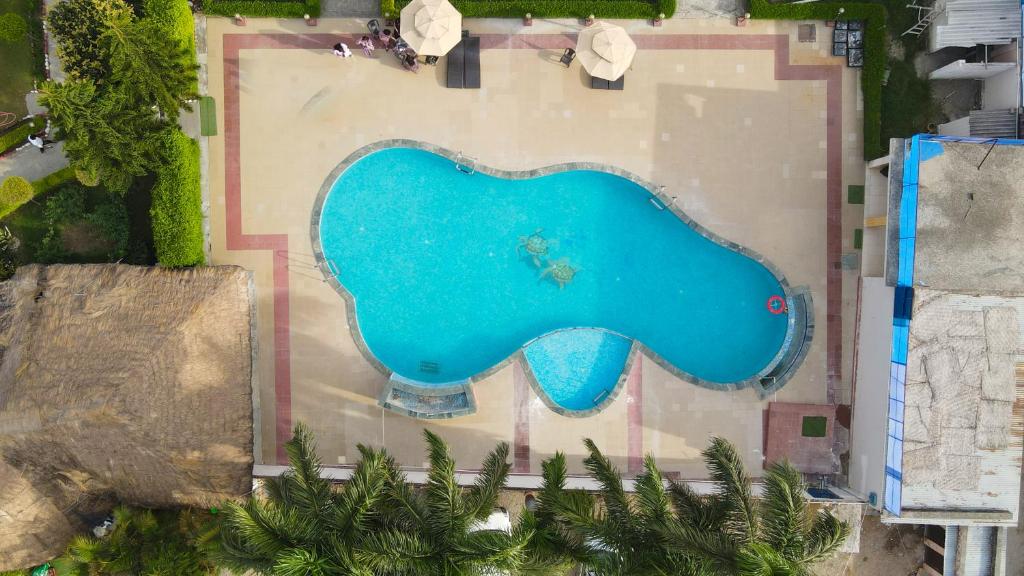兰纳加Corbett Fun Resort的享有度假村游泳池的顶部景致