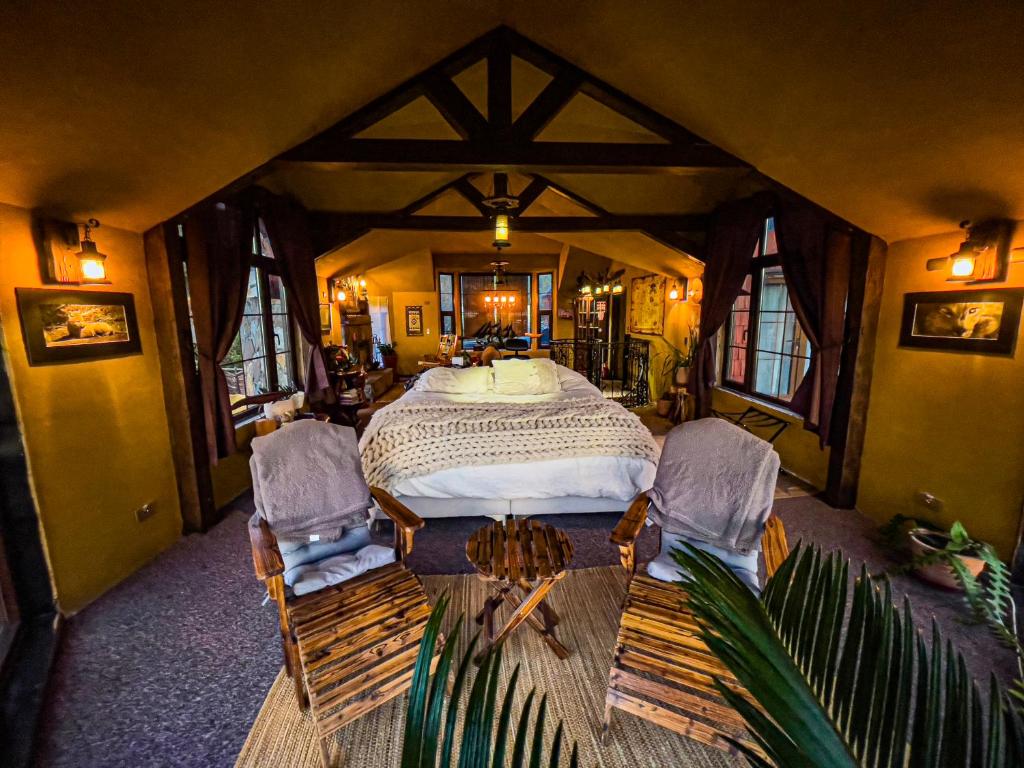 DuhataoHomestay at "Explore Cafe & Lodge" with stunning ocean view in Chiloe Island, Patagonia的一间卧室配有一张大床和两把椅子