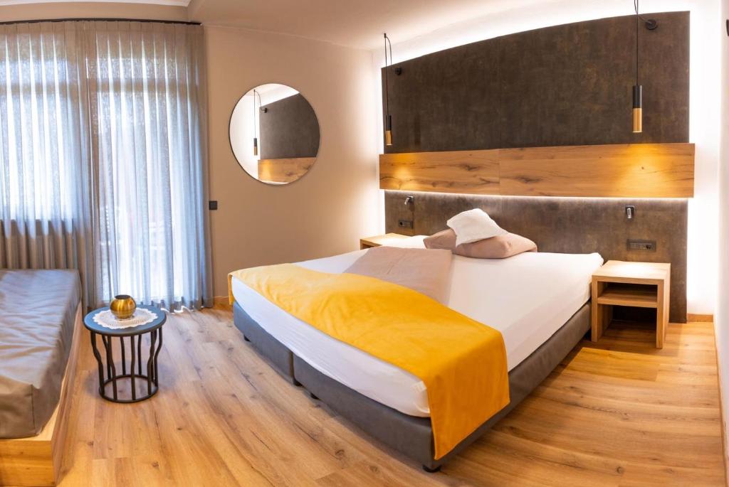 奥拉克里斯廷酒店的一间卧室配有一张大床和一张沙发