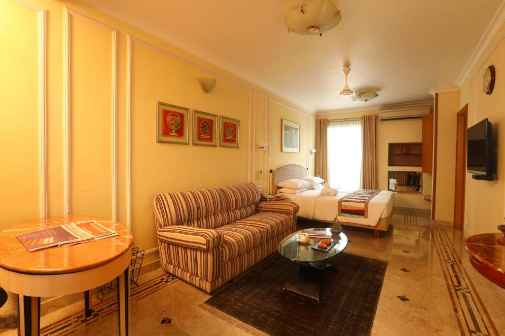 孟买Regency Hotel Malabar Hill的客厅配有沙发和桌子