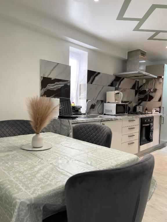 达格纳姆Stanton - Impeccable and stylish 2 bedroom的厨房配有带笔记本电脑的桌子