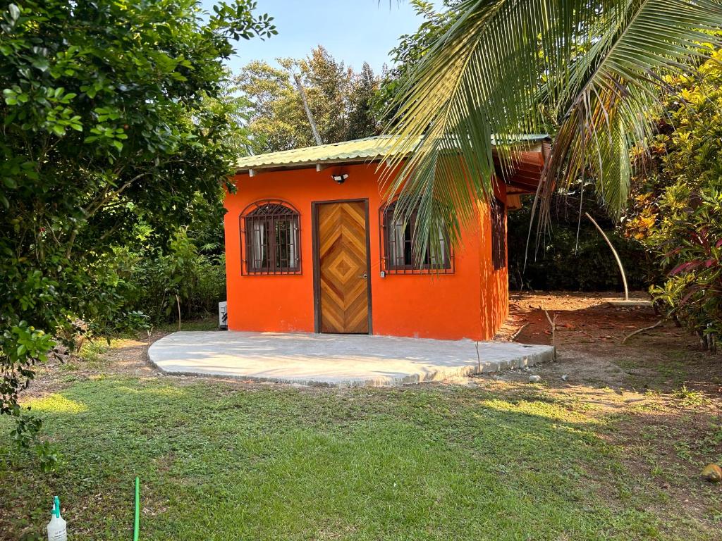 希门尼斯港Orange Cabina的院子内有门的橙色小房子