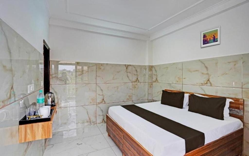 诺伊达icyhotels Hotel Exotic 58的卧室配有一张白色大床