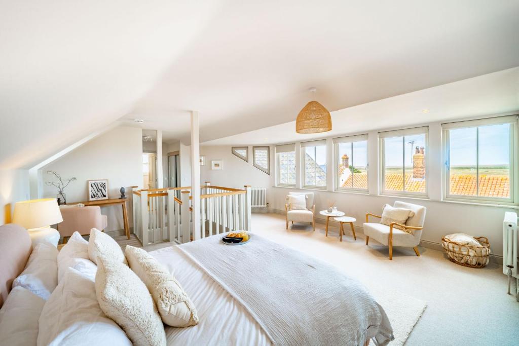 布莱克尼White Horses - Sleeps 2 by Big Skies Cottages的一间带一张大床的卧室,位于带窗户的房间内