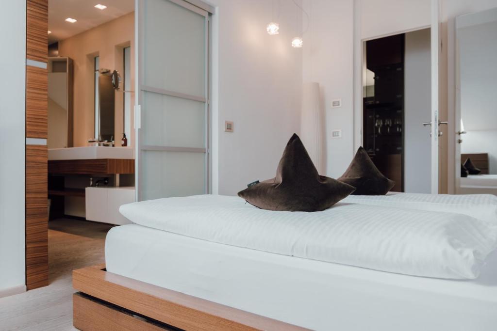 坎波图雷斯埃尔皮努姆公寓的卧室配有白色的床和枕头。