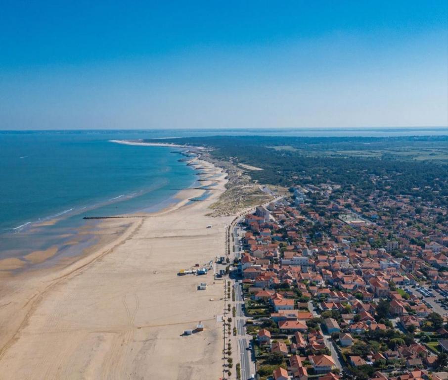 滨海苏拉克Mobil-home 177的享有海滩的空中景致,设有房屋和海洋